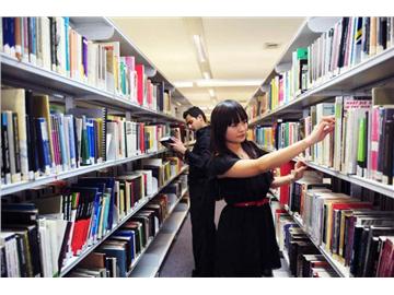 在英留學(xué)期間想轉(zhuǎn)學(xué)，該辦哪些手續(xù)