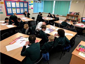 高中生英國留學申請手冊：申請材料+申請途徑+成功案例分析